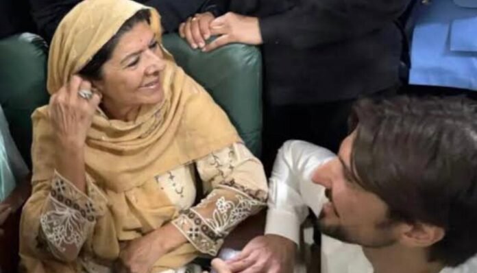Shahrez Khan with his mother Aleema Khan-X image