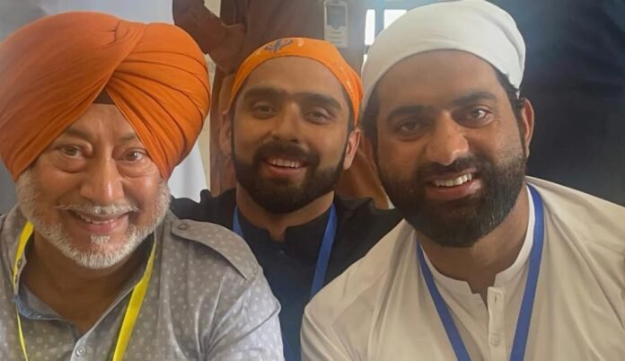 YouTuber Nasir Dhillon (right) with Jaswinder Bhalla (left) at Kartarpur Corridor in 2022. Source: Nasir Dhillon Facebook page