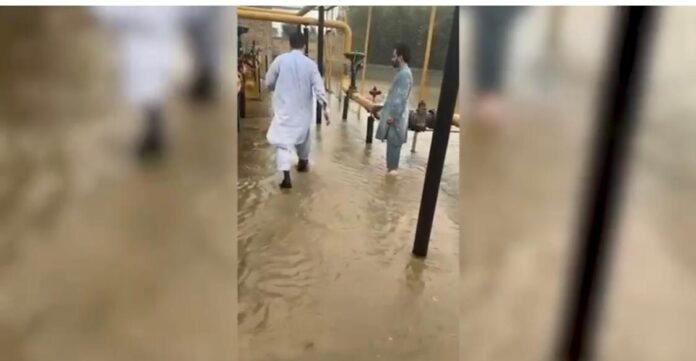 SNGPL teams working for restoration of gas supply in flood affected areas.