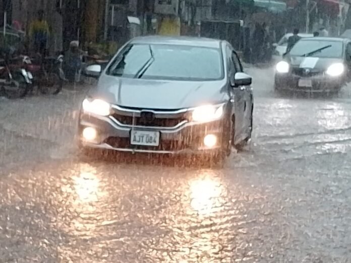 Heavy rain causes traffic problems in Lahore.