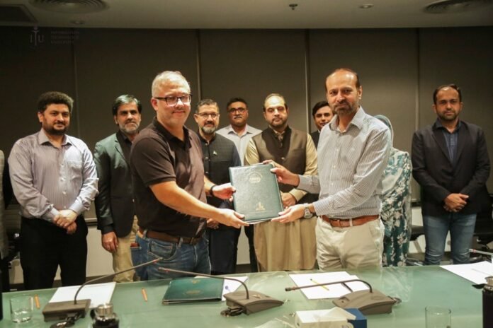 PITB, ITU officers exchange documents after signing MoU-PITB