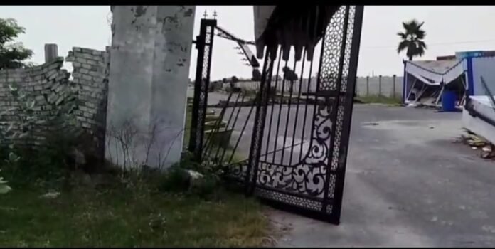 Picture shows LDA team demolishing gate of illegal housing scheme in Lahore-We Punjab