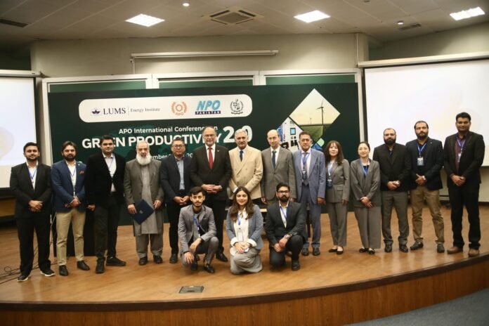 Group photo of the guest speakers and participants of APO International Conference on Green Productivity 2.0 at LUMS