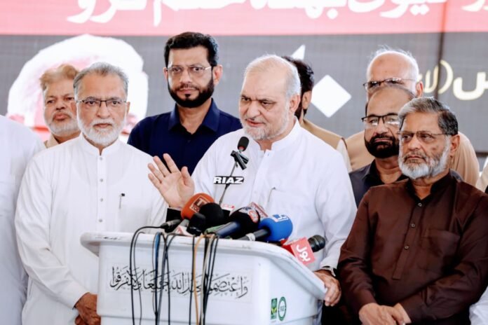 Jamaal-e-Islami Emir Hafiz Naeem ur Rehman addresses press conference at JI's sit-in site outside CM House Lahore.